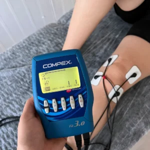Diz bölgesine uygulanan elektroterapi cihazı