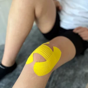 Diz üzerine uygulanmış kinezyo bant