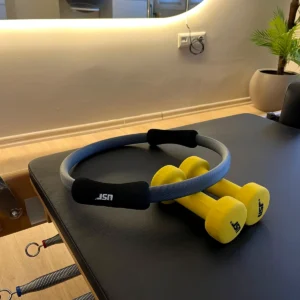 Pilates halkası ve el ağırlıkları