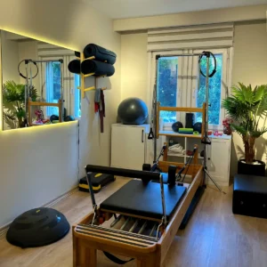 Reformer ve ekipmanların bulunduğu pilates odası