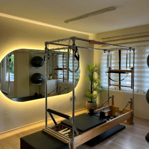 Işıklı aynalı reformer pilates stüdyosu, Antalya