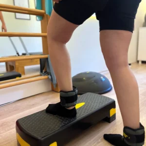 Step üzerinde ayak bileği ağırlıklı alt ekstremite egzersizi