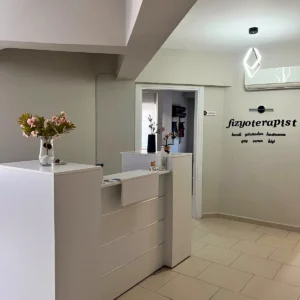 Fizyoterapist Büşra Demir kliniği resepsiyon ve giriş alanı.