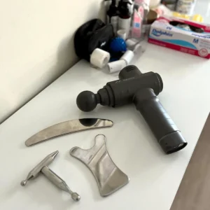 Manuel terapide kullanılan masaj tabancası ve gua sha aletleri