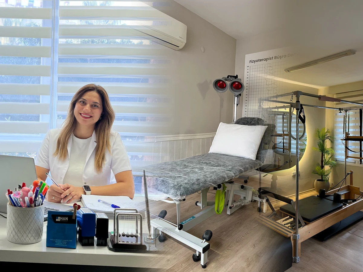 Fizyoterapist Büşra Demir, tedavi odası ve pilates stüdyosu